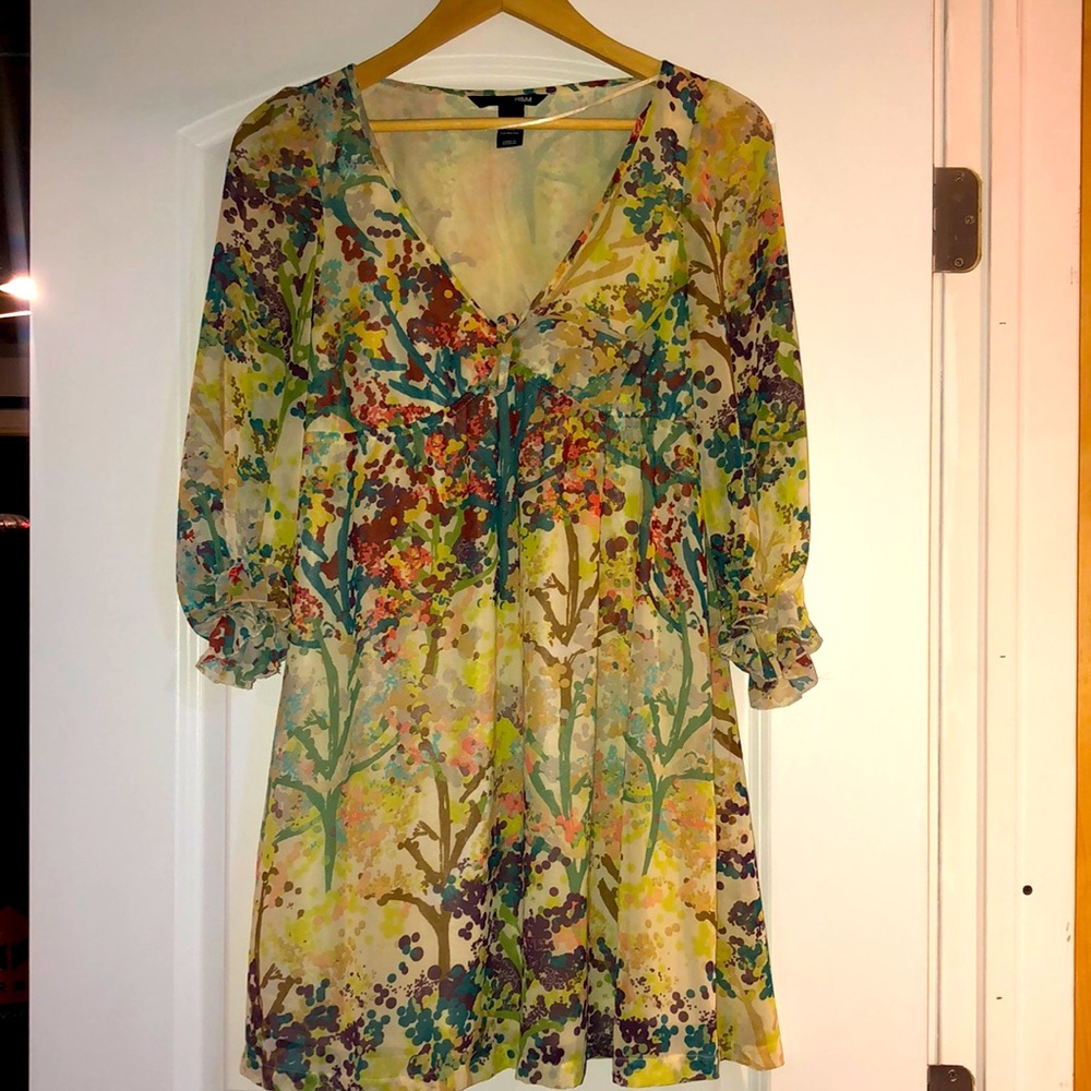 H&M short print spring dress with sleeves. Size 2